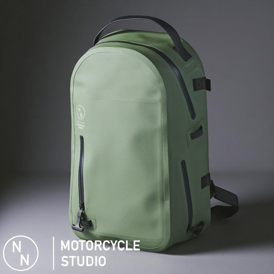 アーミーグリーンの防水バックパック。バイク通勤やアウトドアに対応し、気密ジッパーと高剛性構造を備えたドライバッグ。