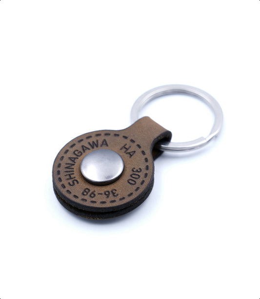 Engraved letter MARU keychain (brown)
