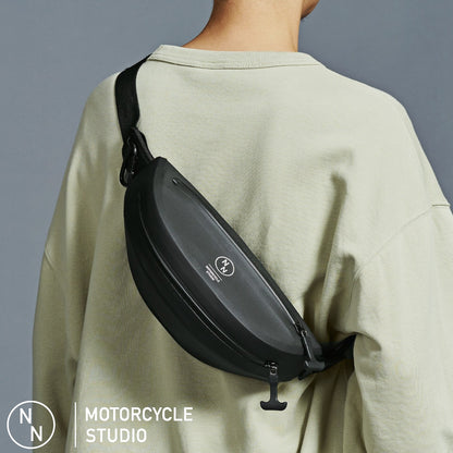 NONINA完全防水のボディバッグ（ウエストポーチ）を男性がつけているシーン