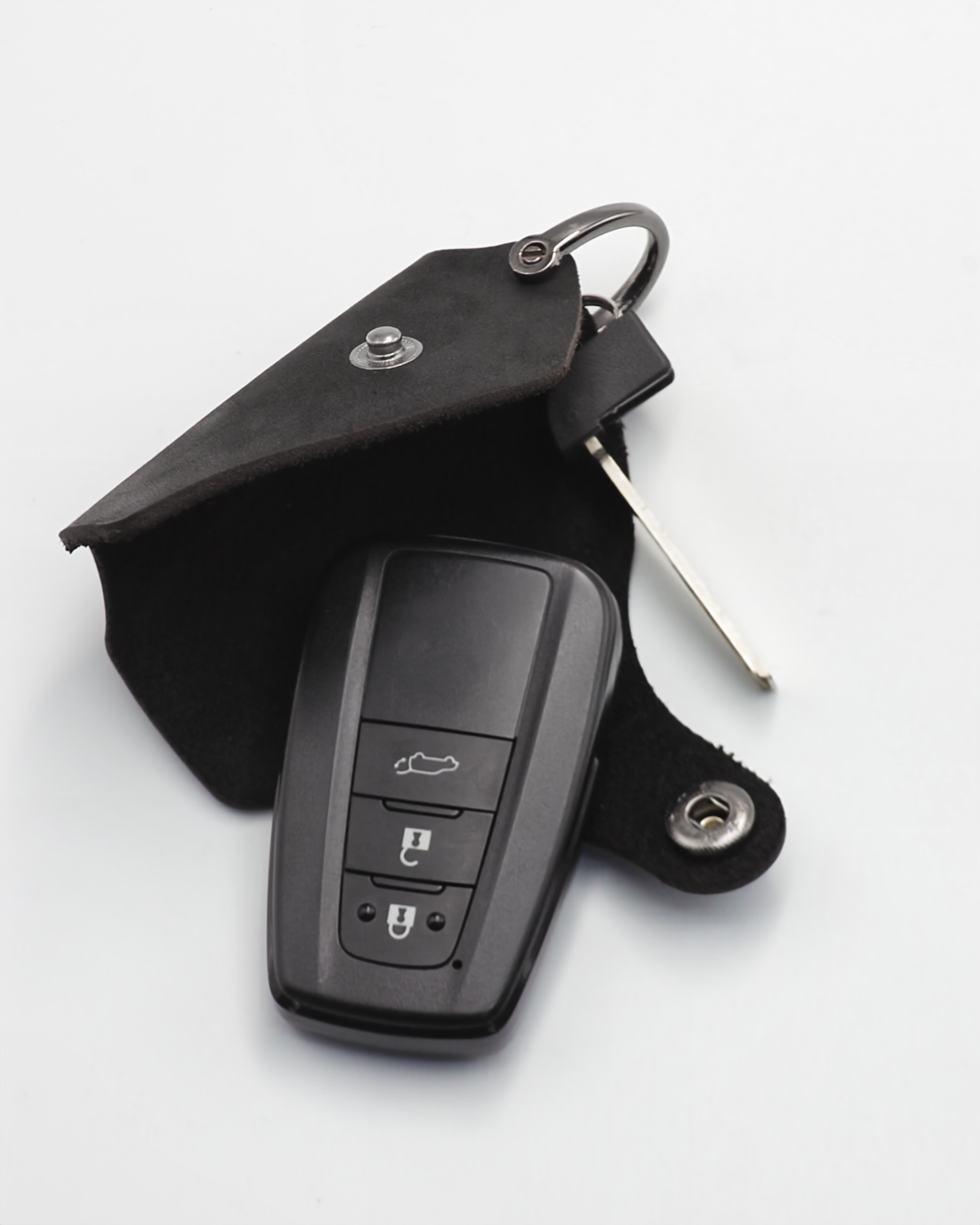 CH-R,RAV4,クラウン２２０系に合う本革キーカバー（ブラック）エマージェンシーキー取り出しシーン