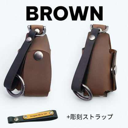 アウディ車用スマートキーケース（茶色・彫刻ストラップ付き）の前面と背面画像。刻印オプションで個性と実用性を両立した仕様。