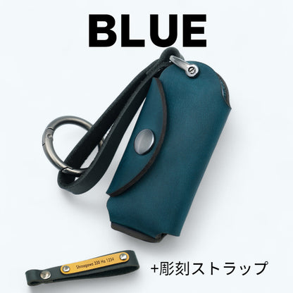 マツダ CX-5・ロードスター・アクセラ対応。爽やかなブルーの本革キーケースに名入れストラップ付き。上品で実用的なデザイン。