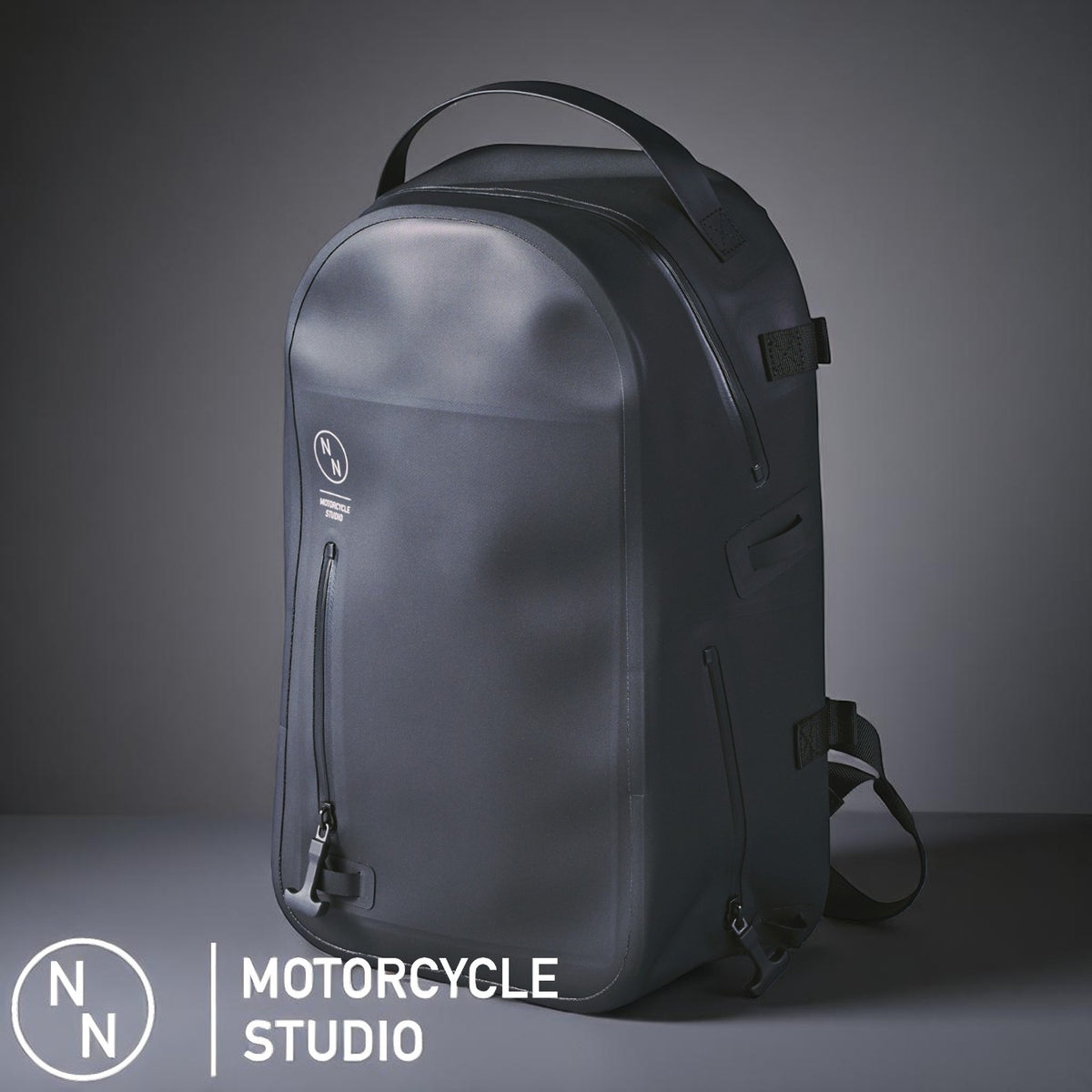 NONINA MOTORCYCLE STUDIOのブラック防水バックパック。無駄を省いたミニマルデザインと高耐水構造が特徴。
