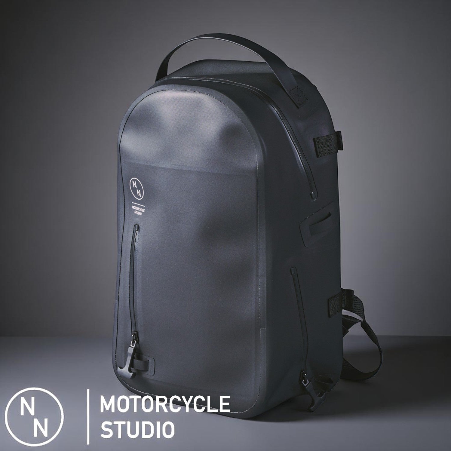 NONINA MOTORCYCLE STUDIOのブラック防水バックパック。無駄を省いたミニマルデザインと高耐水構造が特徴。
