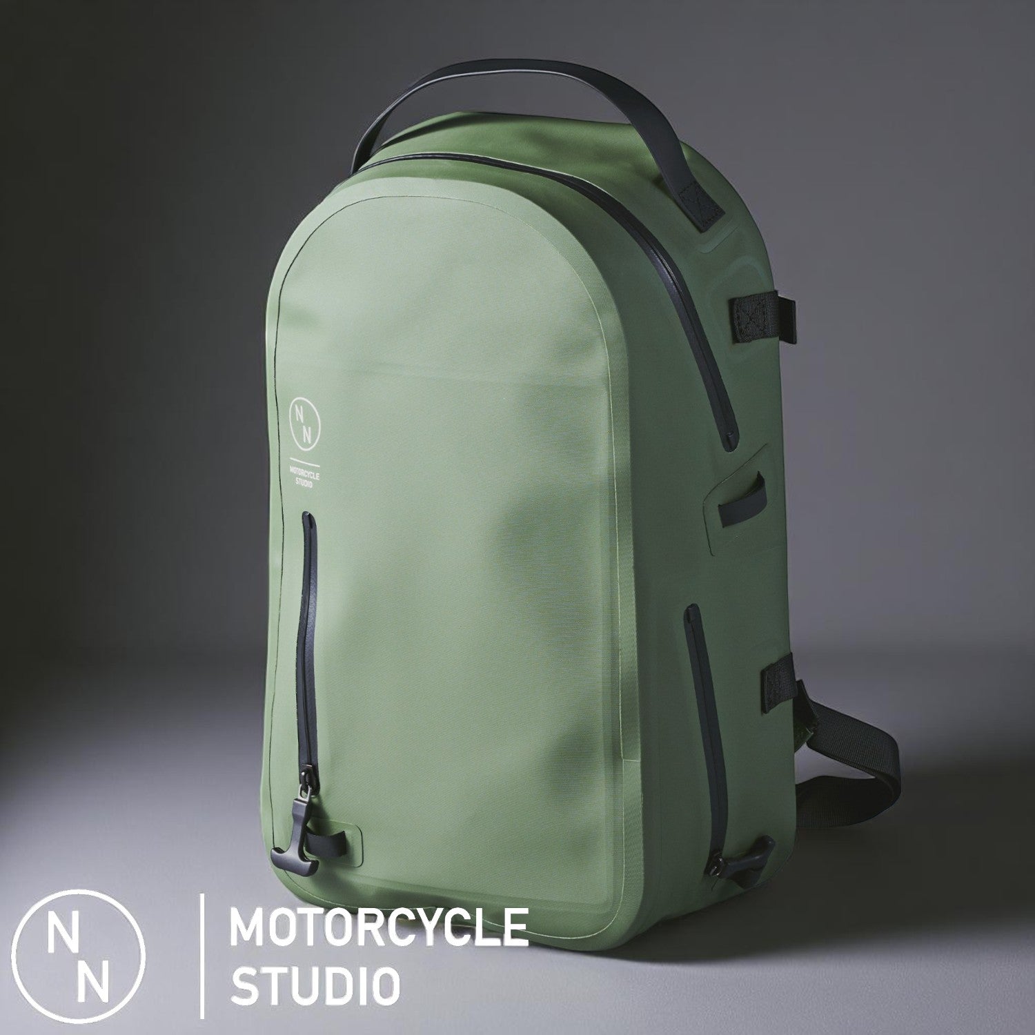 アーミーグリーンの防水バックパック。バイク通勤やアウトドアに対応し、気密ジッパーと高剛性構造を備えたドライバッグ。