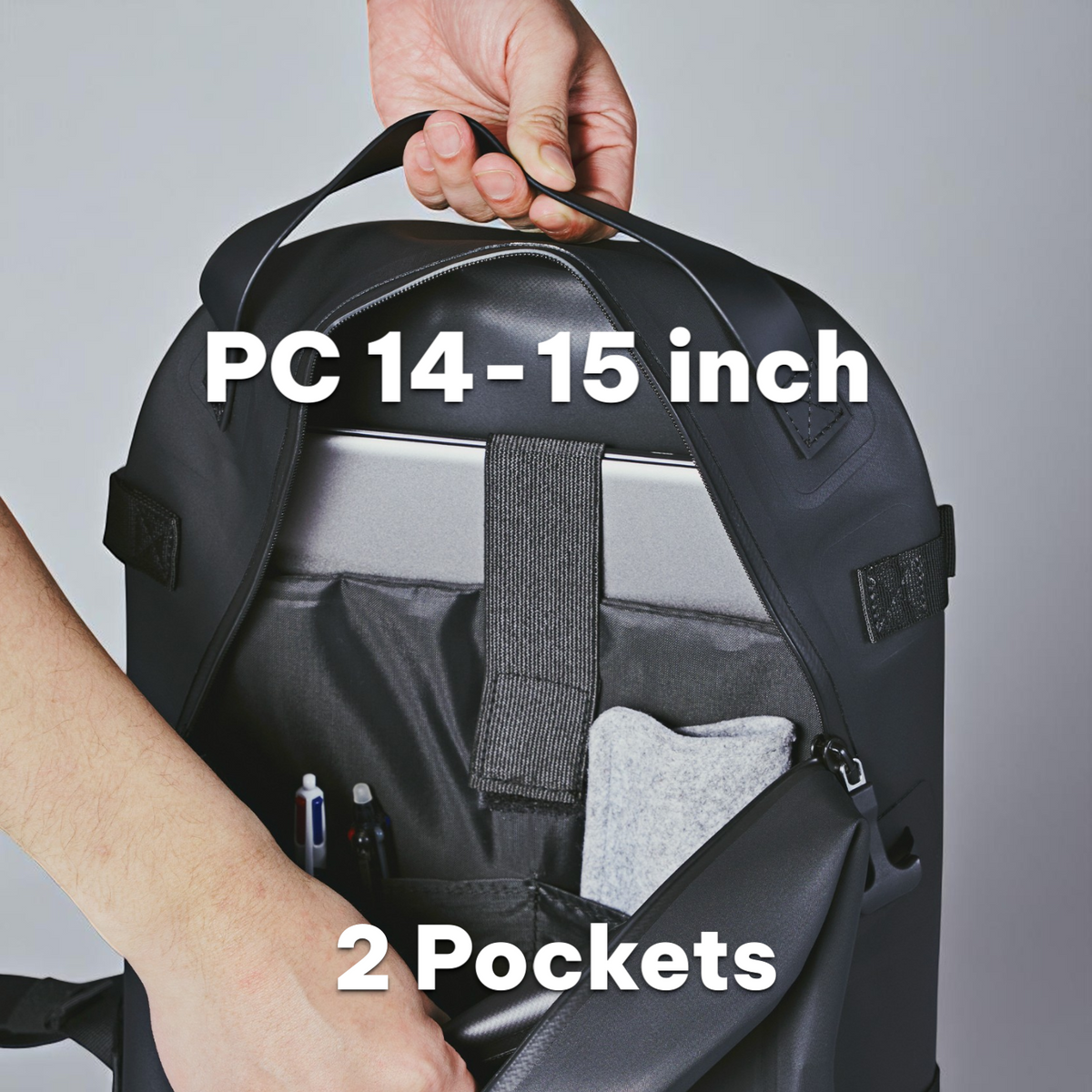 NONINAのバックパック内部に14〜15インチのノートパソコンを収納した様子。PC用ポケットに加えて、メッシュ付きの2ポケットも装備。
