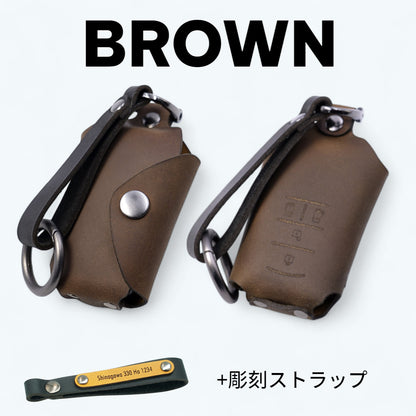 トヨタ シエンタ・ノア・ヴォクシーのスマートキー（4ボタン）に対応した本革キーケース。ボタン位置に合わせた刻印入りで視認性も高く、刻印ストラップ付きのセット。車名やナンバーを入れてカスタマイズ可能。