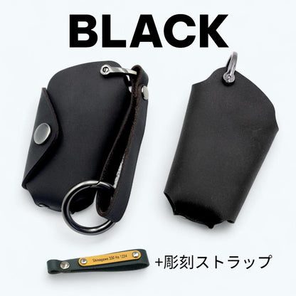 カローラクロス・ランドクルーザープラド・プリウス50系対応。黒革スマートキーケース（表裏）と、名入れ可能な刻印ストラップのセット画像。